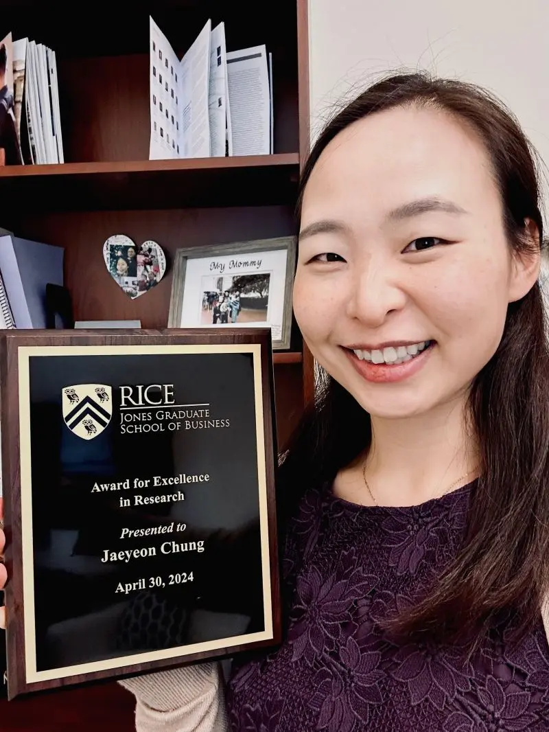 Jaeyeon Chung with the 2024 Rice Business Award for Excellence in Research